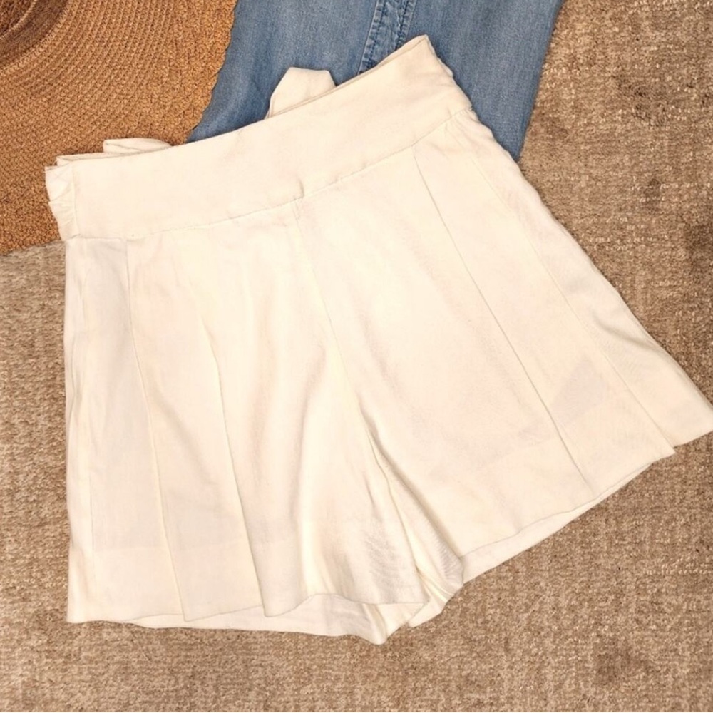 Cremieux White Bow Back Linen Shorts